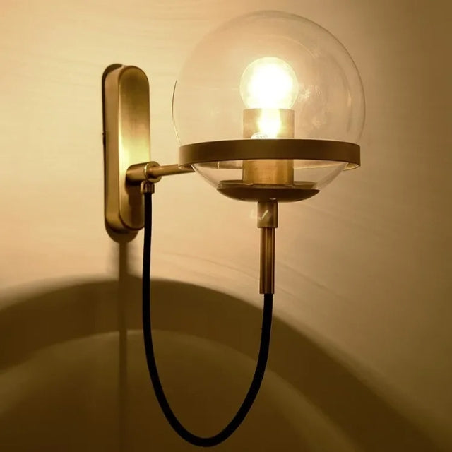 Modern minimalistisk vägglampa med en sfärisk skärm