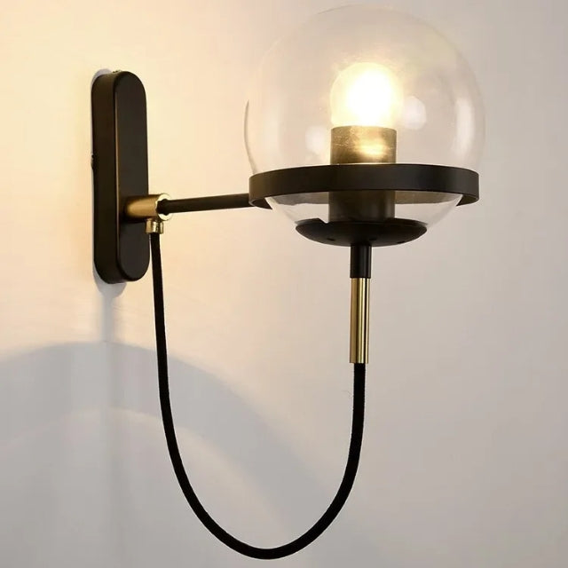 Modern minimalistisk vägglampa med en sfärisk skärm