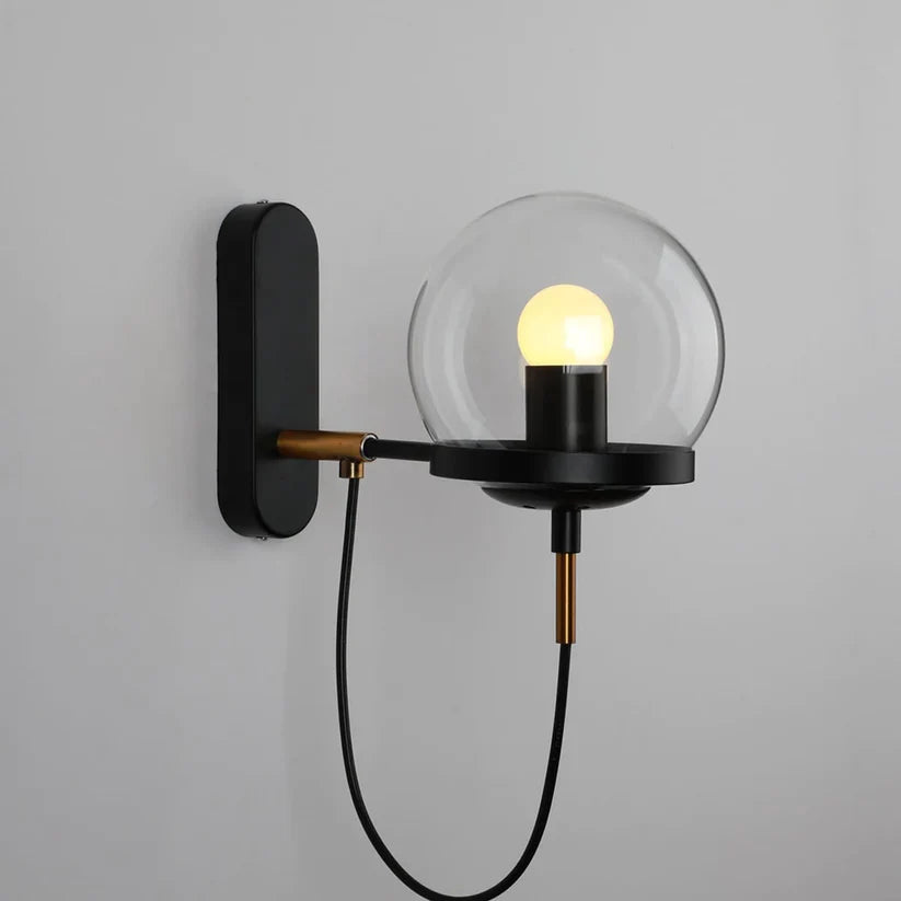 Modern minimalistisk vägglampa med en sfärisk skärm