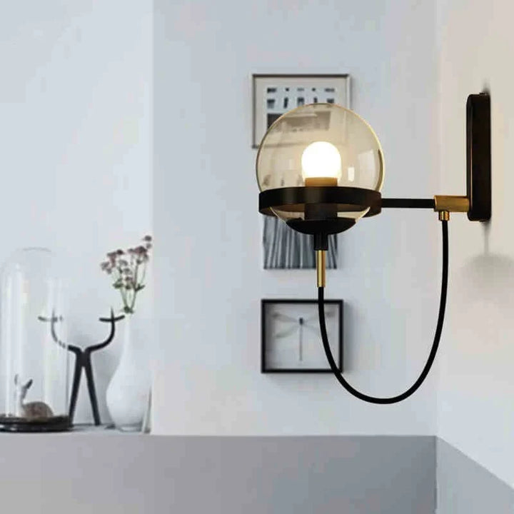 Modern minimalistisk vägglampa med en sfärisk skärm